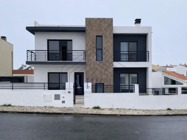 Moradia T5 Moderna e Remodelada no Feijó Espaço, Conforto e Exclusividade