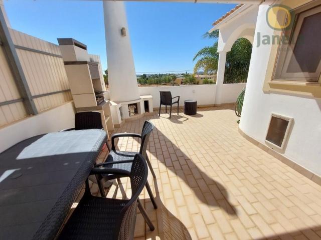 Moradia T5 nas Gambelas Conforto, Espaço e Localização de. 180m² Montenegro