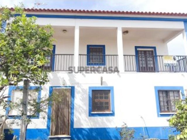 Moradia T5 + T1 no Centro de Vila Nova de Milfontes Espaço, Luz e Potencial Único
