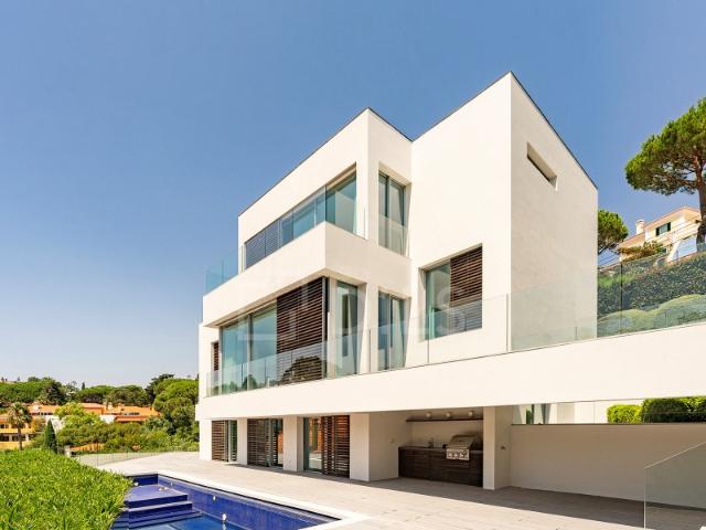 Moradia T5 no Estoril, com piscina, jardim e vista desafogada