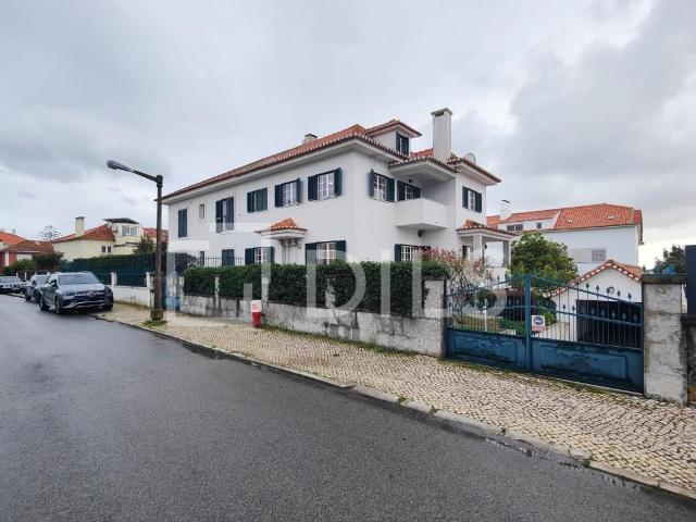 Moradia T5 no Restelo, com 350m2 de área bruta privativa 310m² Belém