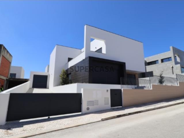 Moradia T5 NOVA com Piscina