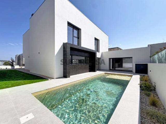 Moradia T5 nova com piscina, jardim e garagem em Ponte de Rol, Torres Vedras, Lisboa