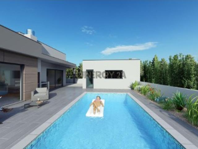 Moradia T5 nova, a estrear, com piscina de água salgada em Azeitão