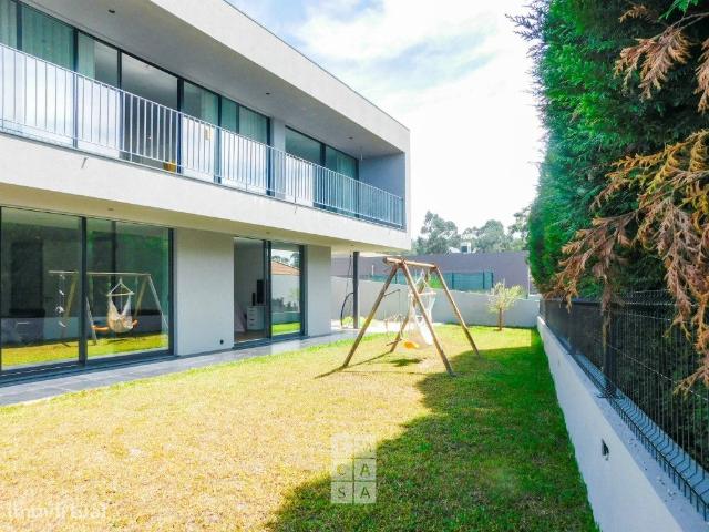 Moradia T5 Nova, de Luxo, em Jovim, prxima ao Rio Douro