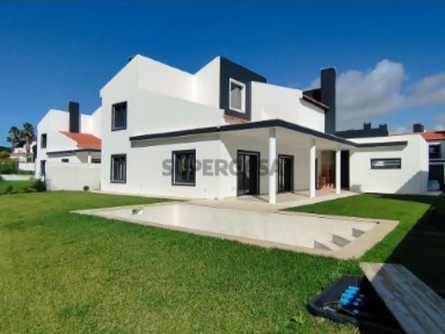 Moradia T5 nova em lote 631 m2 com piscina!