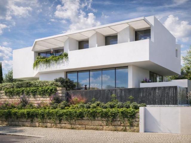 Moradia T5 a acabar de construir em Belas