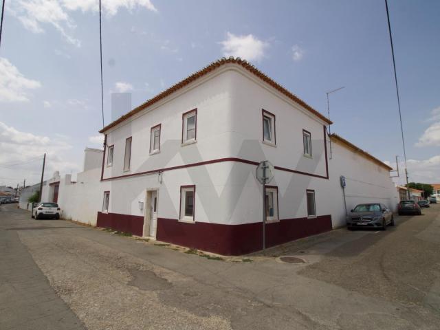 Moradia T5 + Antigo Lagar de Azeite em Casa Branca | Terreno de 1.043 m² com Potencial Turístico