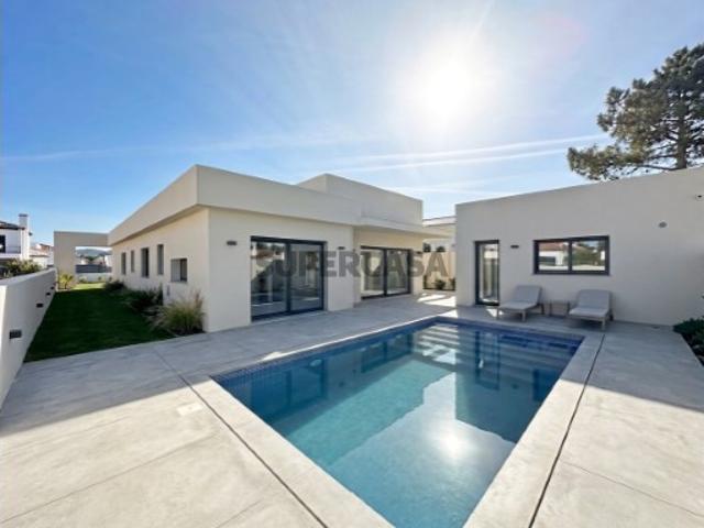 Moradia T5 C/ Piscina e 5 Suites Nova em Azeitão