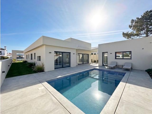 Moradia T5 C/ Piscina e 5 Suites Nova em Azeitão