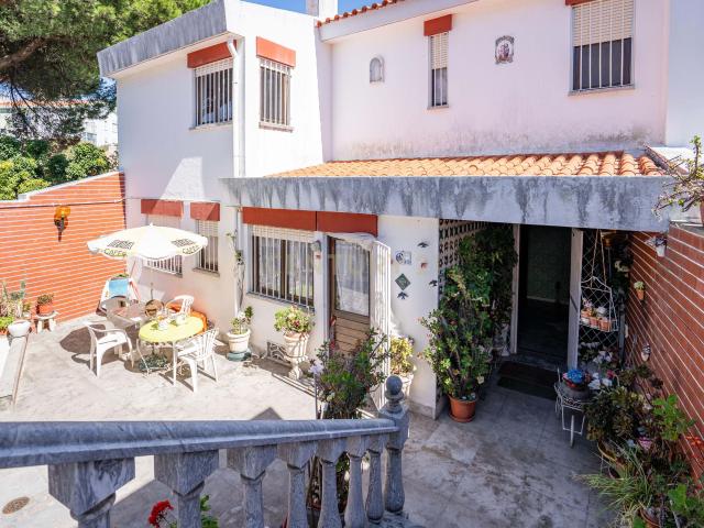 MORADIA T5 C/ TERRAÇO E JARDIM ALFRAGIDE