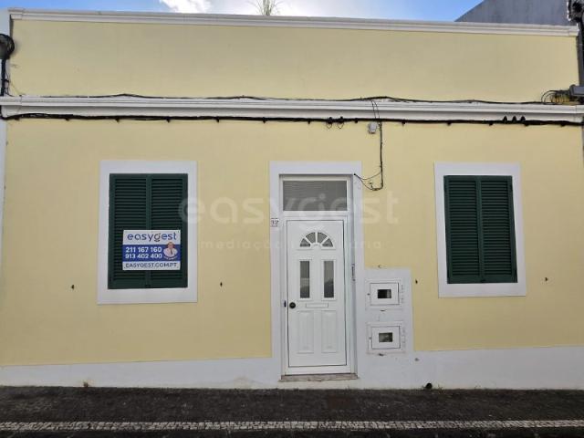 Moradia T5 | Centro Histórico de Ponta Delgada | Com Logradouro e Dependência