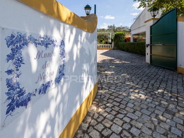 Moradia T5 chave na mão com amplo jardim e garagem