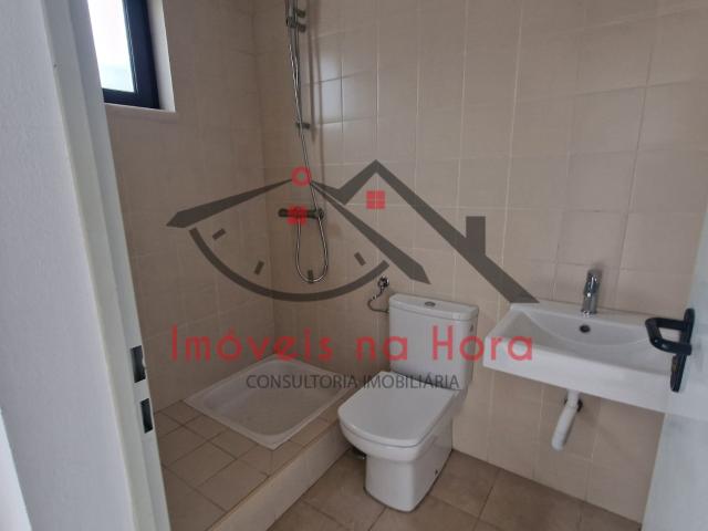 Moradia T5 com 180 m², Garagem para 4 Carros e Quintal com Barbecue – Feijó, Almada