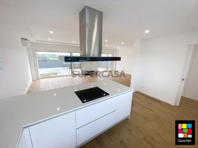 Moradia T5 com 260 m2, open space de 52 m2 3 pisos