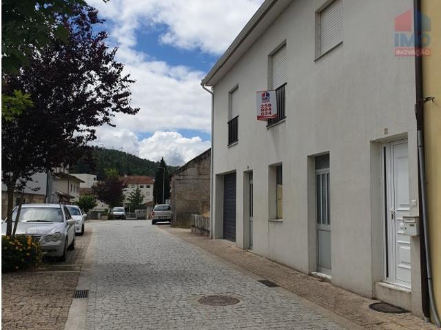 MORADIA T5 COM 2 LUGARES DE GARAGEM EM VILA POUCA DE AGUIAR