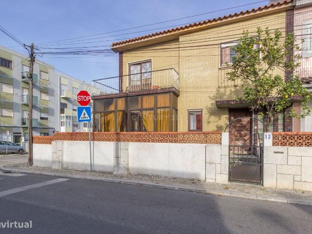 Moradia T5 com 2 Pisos, Lareira e Espao Exterior Oportunidade nica