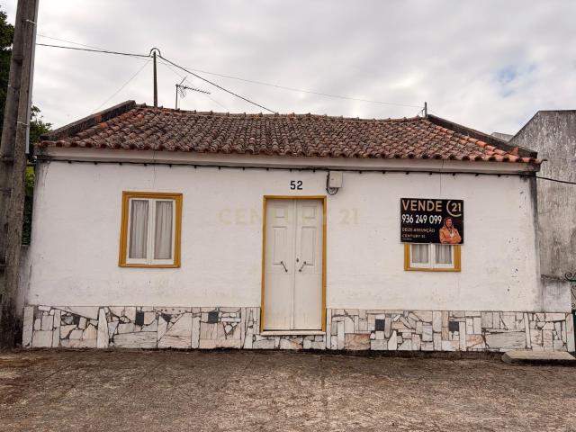 Moradia T5 com Terreno | Potencial de Remodelação | Apenas 10 min de Ponte de Sor | 65.000 €