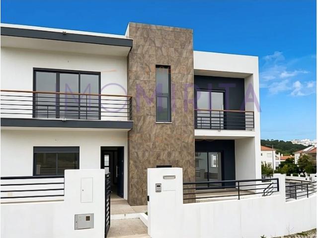 Moradia T5 com varandas, jardim e garagem no Feijó, Almada