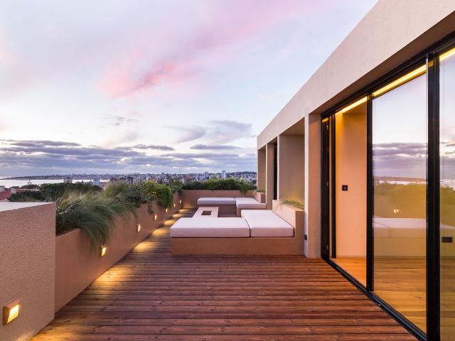 Moradia T5 com acabamentos de luxo e vista panorâmicas sobre a Baia de Cascais