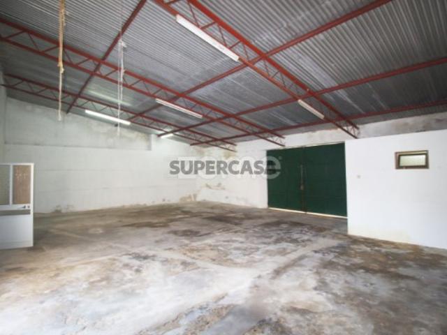 Moradia T5, com amplas áreas, quintal e garagem, em Viana do Alentejo