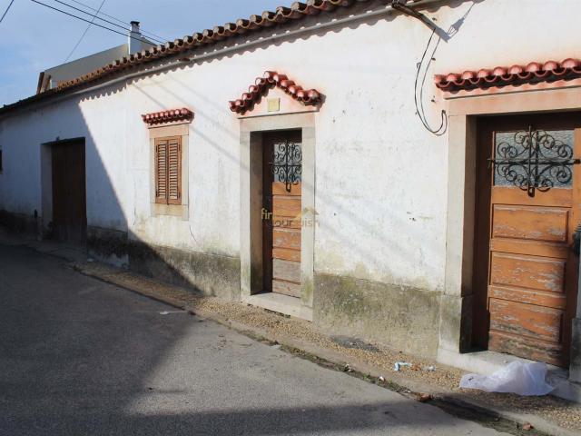 Moradia T5 com anexos para recuperação 220m² Pó