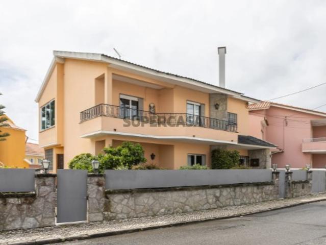 Moradia T5 com cave, garagem e espaço exterior na Madorna Parede Cascais