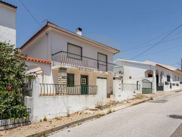 Moradia T5 com dois pisos, espaço exterior e potencial para bi familiar, em Coruche