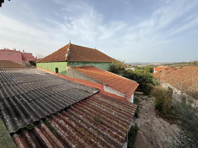 Moradia T5, com estabelecimento comercial, habitação, anexos. 462m² Campelos e Outeiro da Cabeça