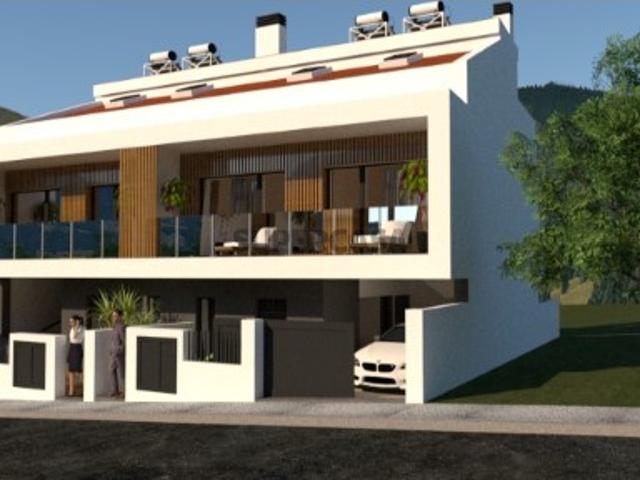 Moradia T5 com garagem, no Bairro das Maroitas, S. João da Talha, Loures