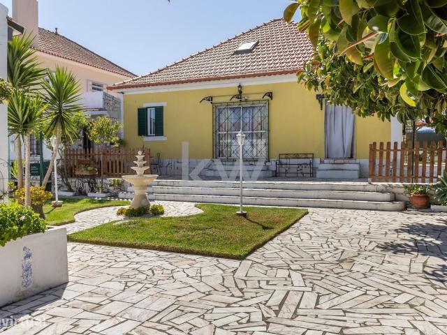 Moradia T5, com garagem, anexo e churrasqueira em Vila Nova da Caparic