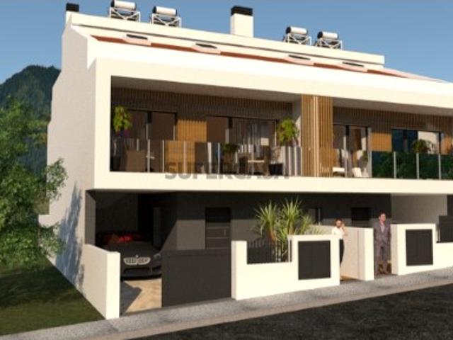 Moradia T5 com garagem e sótão, no Bairro das Maroitas, S. João Talha