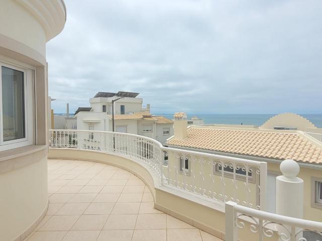 Moradia T5 com garagem e vistas de mar