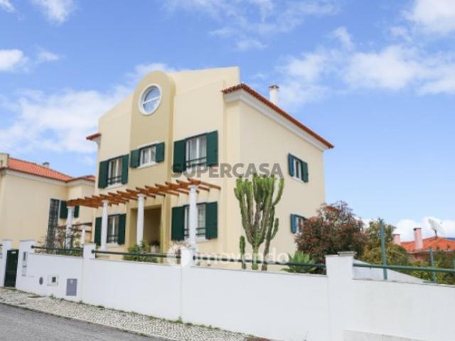 Moradia T5 com garagem, jardim e vista Rio, na Póvoa de Santa Iria