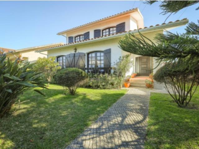 Moradia T5 com jardim e terreno no centro de Ílhavo!