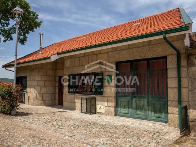 Moradia T5 com Jardim e Vistas Desafogadas para o Rio