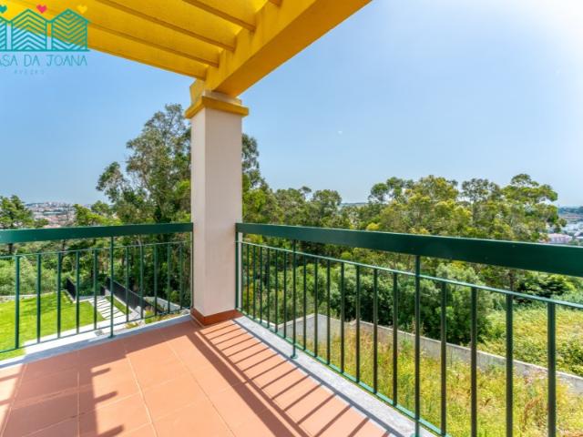 Moradia T5 com Jardim e Garagem em Oeiras
