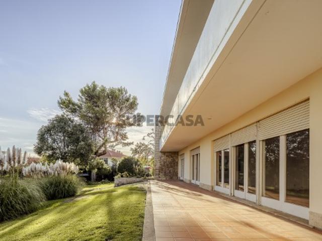Moradia T5 com jardim e garagem, em Carcavelos, Cascais