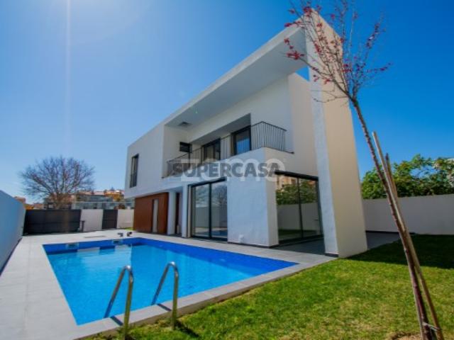 Moradia T5 com Jardim e Piscina