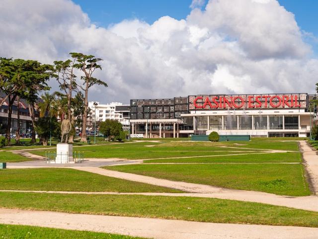 Moradia T5 com jardim, piscina e estacionamento no Estoril