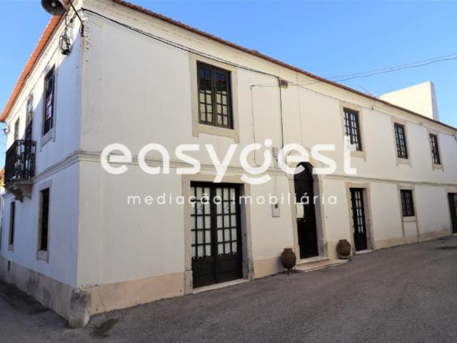 Moradia T5 com Logradouro e Garagem no Centro de Verride