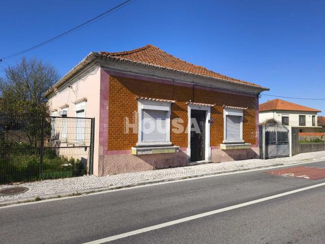 Moradia com Logradouro, Garagem e Anexos | Excelente Potenci. 100m² Marinha Grande