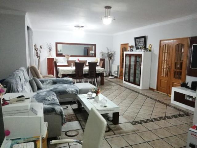 Moradia T5 com loja no rés do chão