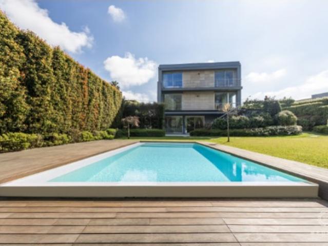 Moradia T5 com magnífico jardim e piscina | Miramar