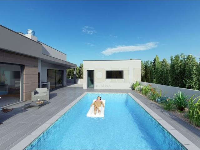 Moradia T5 com pérgola e piscina de água salgada, em Azeitão