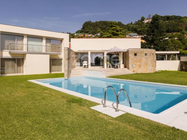 Moradia T5 com piscina na Encosta do Bom Jesus, Tenões, Braga