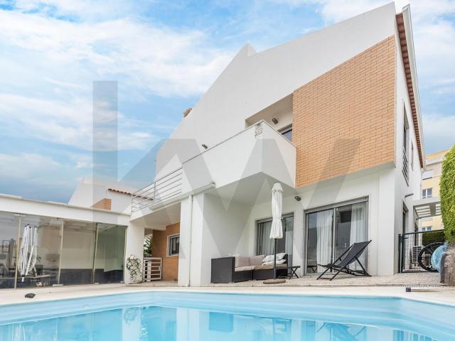 Moradia T5 com Piscina nos Jardins da Parede – Estoril