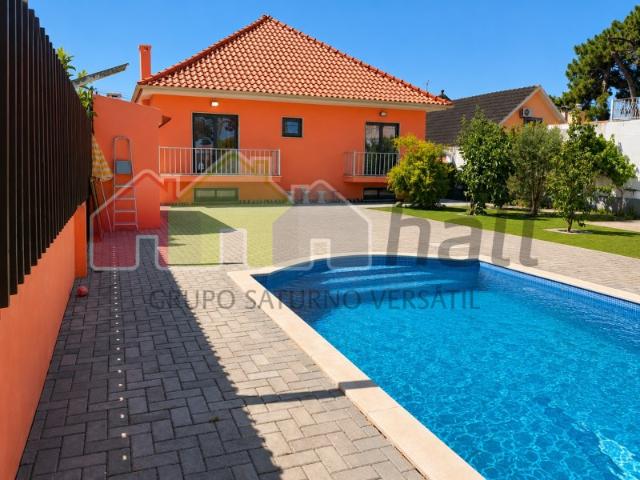 Moradia T5 com Piscina Aquecida e 645 m² de Terreno | Potencial para Duas Famílias | Quinta do Conde