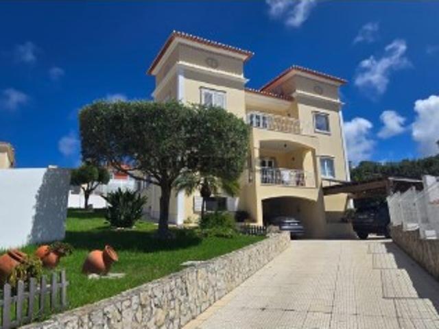 Moradia T5 com Piscina Coberta Aquecida, Garagem e Jardim em Mafra