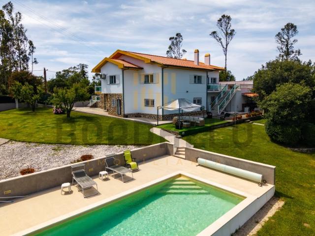 Moradia T5 com Piscina de Água Salgada e Terreno de 3.200 m²
